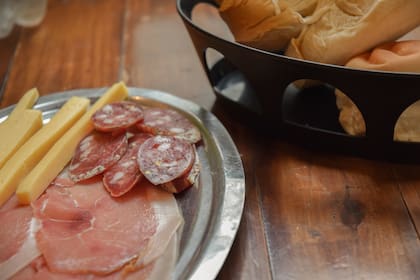 El menú incluye una tabla de fiambres y quesos de entrada (jamón crudo, salame quintero, queso y galleta de campo).