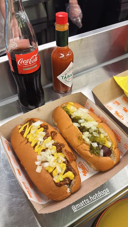 El menú ofrece una amplia variedad de hot dogs hechos con salchicha de carne importada (Foto: Instagram @miguegrana)