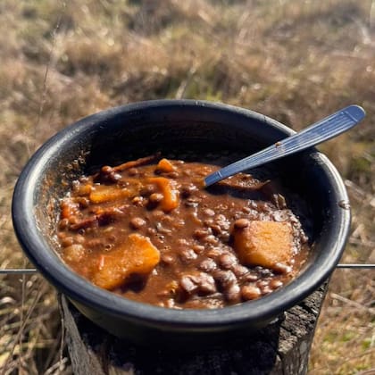 El menú que compartieron los descendientes de Güemes estuvo compuesto básicamente por guiso de lentejas y empanadas salteñas