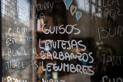 El menú se anuncia en el vidrio