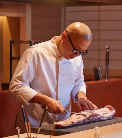 El menú se centra principalmente en la carne wagyu japonesa; el chef estrella es Haruka Katayanagi
