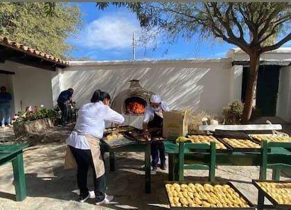 El menú siguió la línea gauchesca, con empanadas de carne como opción de entrada y sopa de gallina como uno de los platos centrales.