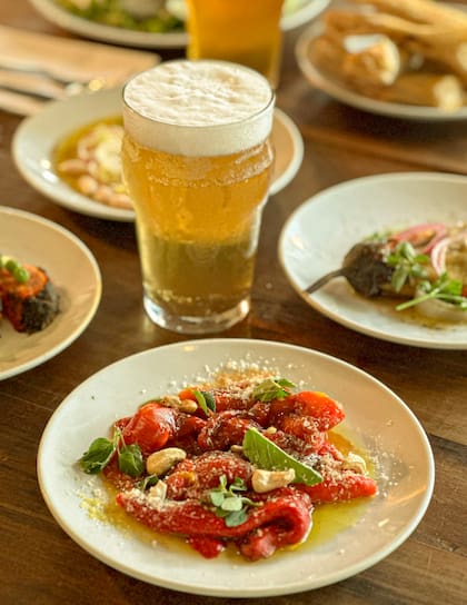 El menú también cuenta con entradas y "platitos" clásicos de la cocina porteña