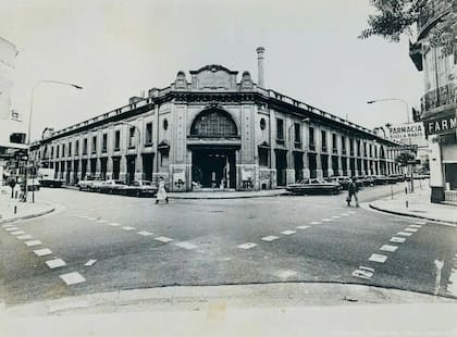 El Mercado Ciudad de Buenos Aires, también conocido como Spinetto ocupa la manzana de calles Moreno, Matheu, Pichincha y Alsina.