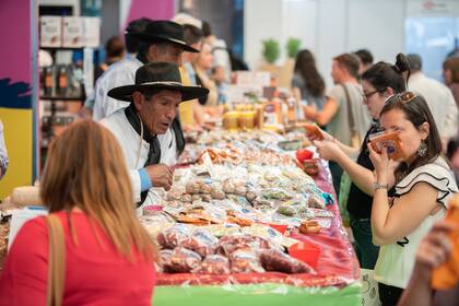 El mercado, con productores de todas las regiones del país, es el centro de la feria