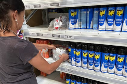 El mercado de los repelentes está controlado por la multinacional SC Johnson, que participa en este negocio con distintas marcas y presentaciones como Off, Fuyi y Raid