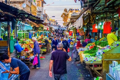 El mercado del Carmel abre de 8 a 18, de domingo a jueves y los viernes hasta las 16; cierra los sábados.