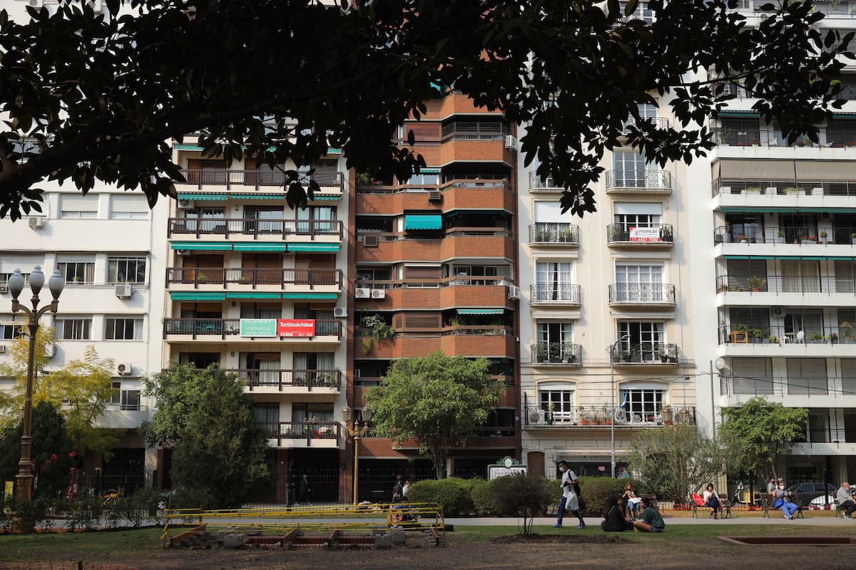 El mercado inmobiliario se encuentra frenado y no logra despegar. Las propiedades en oferta de venta aumentan cada mes y, con la caída de los salarios y la falta de acceso a créditos hipotecarios, son muy pocas las operaciones que se concretan.