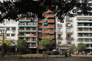 El mercado inmobiliario se encuentra frenado y no logra despegar. Las propiedades en oferta de venta aumentan cada mes y, con la caída de los salarios y la falta de acceso a créditos hipotecarios, son muy pocas las operaciones que se concretan.