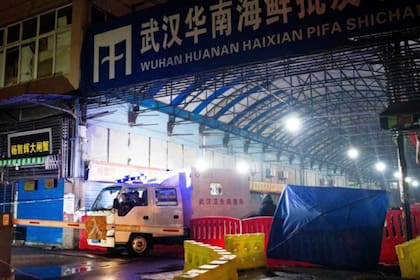 Las autoridades locales cerraron el mercado mayorista de mariscos de Huanan, en Wuhan, el 1 de enero de 2020 cuando se acumulaban los contagios