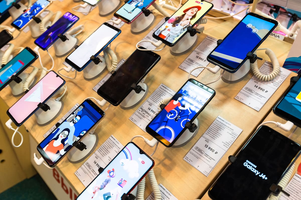 El mercado mundial de smartphones se contrajo un 17% en el cuarto trimestre de 2022 respecto al año anterior, el peor dato en una década; en 2022 se enviaron 1200 millones de celulares en todo el mundo