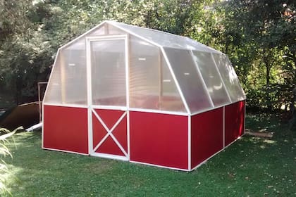 El mercado ofrece invernaderos con medidas estandarizadas o hechos a medida. En este caso, se trata del modelo Netherlands de Mundo Garden, con diseño estilo granero a dos aguas. Sus materiales pueden ser madera, fibrocemento o policarbonato.