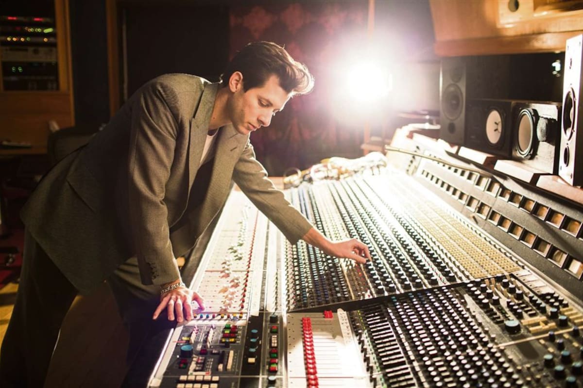El mercado prefiere cada vez más la habilidad técnica de productores como Mark Ronson que talentos creativos entre los músicos