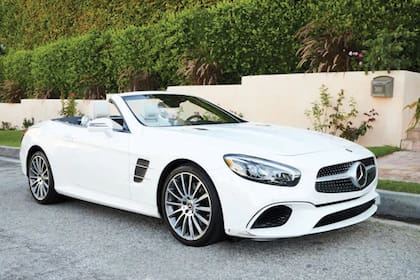 El Mercedes-Benz convertible blanco será rematado partiendo de una cifra de 70.000 dólares.