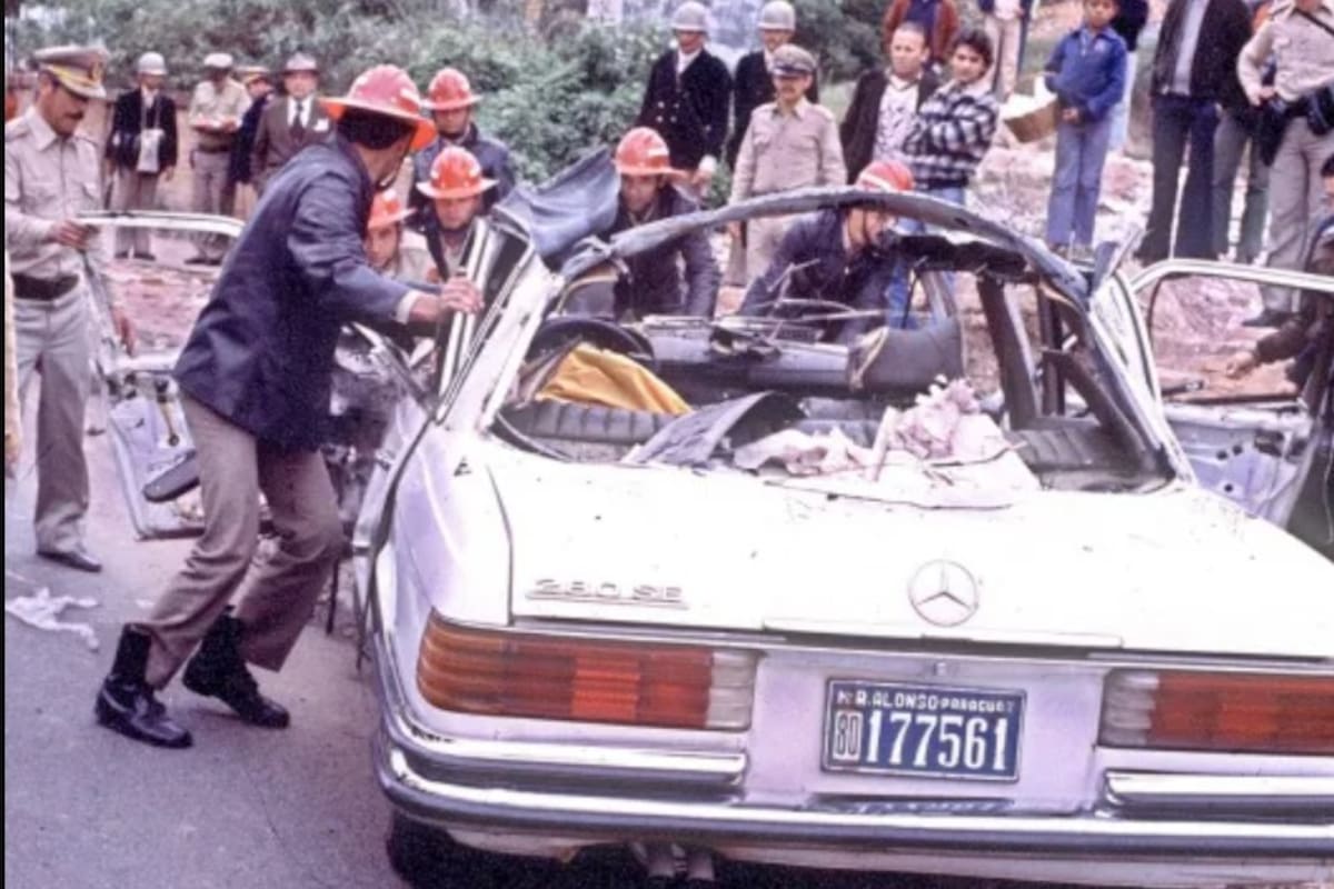 El Mercedes Benz que transportaba a Somoza quedó destruido tras recibir el impacto de la granada lanzada por el ERP con un RPG-2