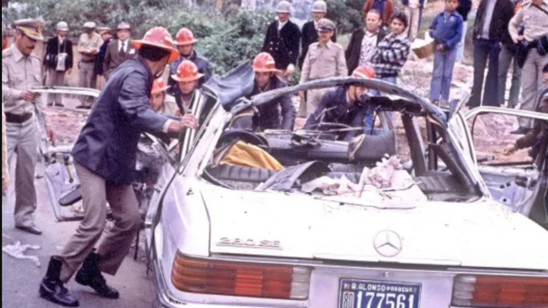 El Mercedes Benz que transportaba a Somoza quedó destruido tras recibir el impacto de la granada lanzada por el ERP con un RPG-2