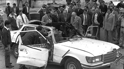 El Mercedes Benz que transportaba a Somoza quedó destruido tras recibir el impacto de la granada lanzada por el ERP con un RPG-2