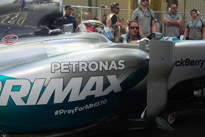 El Mercedes con el rezo por las víctimas del MH370