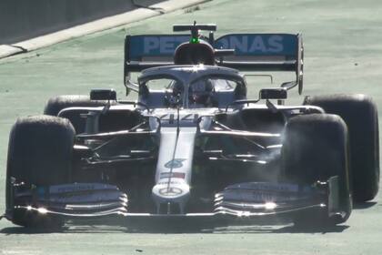 El Mercedes de Lewis Hamilton, en problemas