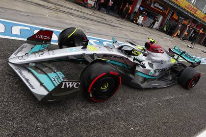 El Mercedes de Lewis Hamilton superó la Q3 en forma angustiosa, pero no pasó la Q2, al igual que su compañero de equipo y compatriota George Russell.