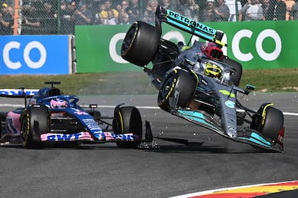 El Mercedes de Lewis Hamilton vuelta por el aire luego de tocarse con el vehículo de Fernando Alonso; finalmente, el británico tuvo que abandonar