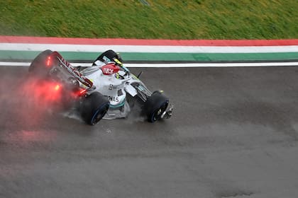 El Mercedes del británico Lewis Hamilton intenta avanzar en Imola, con magros resultados
