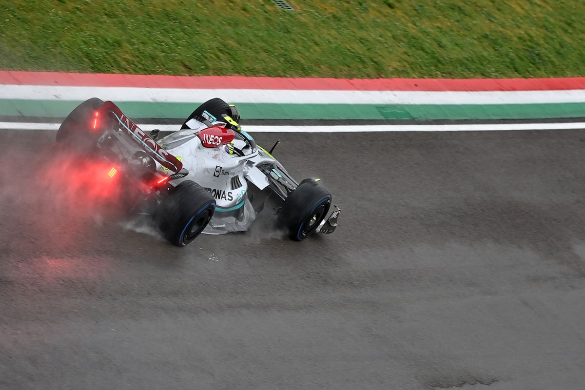 El Mercedes del británico Lewis Hamilton intenta avanzar en Imola, con magros resultados