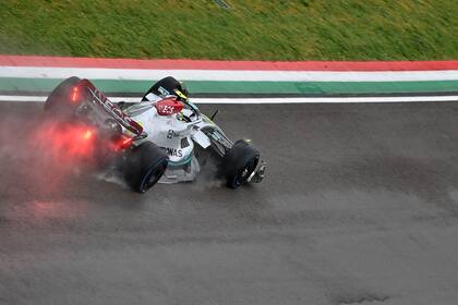 El Mercedes del británico Lewis Hamilton intenta avanzar en Imola, con magros resultados