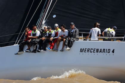 El velero argentino Mercenario 4 saliendo del puerto de Buenos Aires hacia Río de Janeiro.