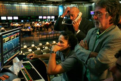 El Merval lideró la ola mundial de ajustes al caer ayer otro 2,14 por ciento, con lo que acumula un ajuste del 5 por ciento en dos días