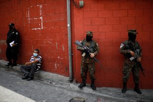 El mes pasado, fuerzas de seguridad en El Salvador detuvieron a un hombre que había salido a comprar alimentos, violando las reglas de la cuarentena