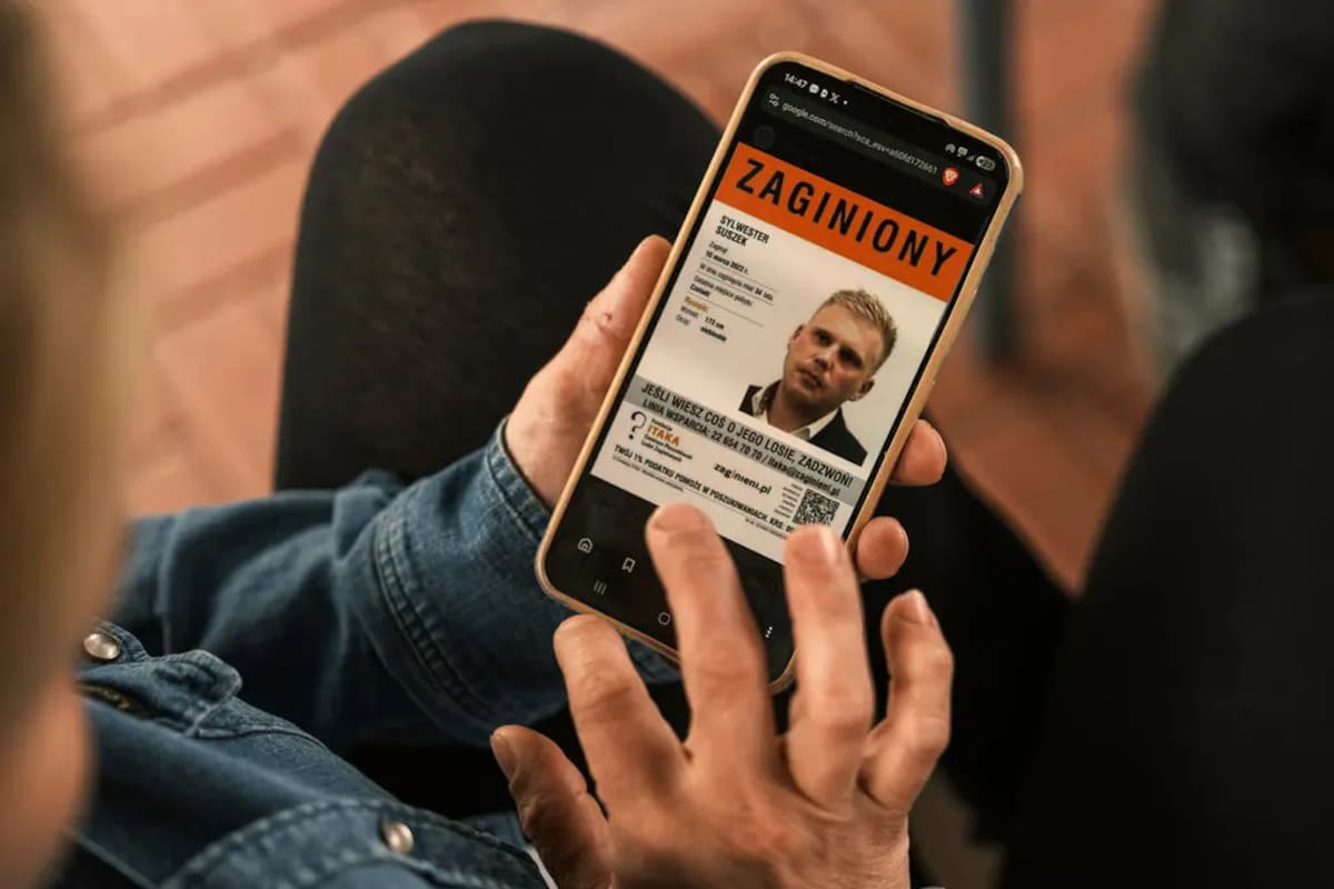 El mes pasado, Nicole Suszek mostró en su teléfono un cartel de persona desaparecida de su hermano mayor, Sylwester Suszek / Crédito: Maciek Nabrdalik para The New York Times