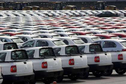 El mes pasado se patentaron 35.781 autos, un 32,12% menos que el mismo mes del año último; la caída en nueve meses es de más de 44%; Toyota Hilux, la más vendida