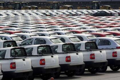 El mes pasado se patentaron 35.781 autos, un 32,12% menos que el mismo mes del año último; la caída en nueve meses es de más de 44%; Toyota Hilux, la más vendida