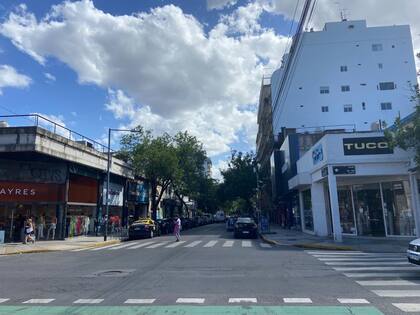 “El mes pasado vendimos menos de lo que esperábamos”, asegura Jimena, quien atiende un conocido local de ropa femenina en la esquina de Gurruchaga y Loyola, en Palermo.