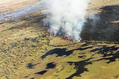 El metano de los humedales es un combustible que acelera la acción del fuego.