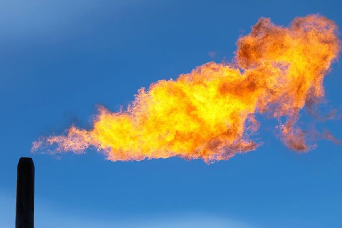 El metano producido durante la extracción de petróleo suele ser quemado, una práctica que contamina el medio ambiente.