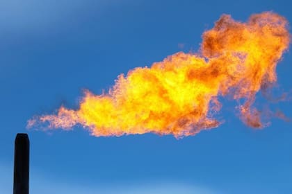 El metano producido durante la extracción de petróleo suele ser quemado, una práctica que contamina el medio ambiente.
