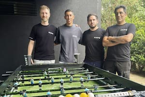 Pasto sintético, jugadores en 3D y mucha innovación: los amigos que crearon un metegol que llegó hasta Di María