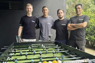 Pasto sintético, jugadores en 3D y mucha innovación: los amigos que crearon un metegol que llegó hasta Di María