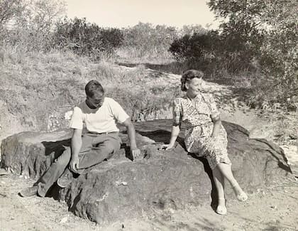 El meteorito de Hoba en 1952. Ora Scheel (derecha), quien adquirió el yacimiento y contribuyó a que el meteorito fuera declarado monumento nacional, junto a un visitante desconocido (izquierda)