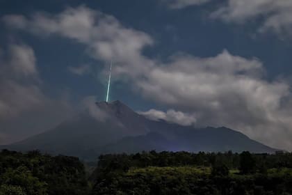 El meteoro parece caer en la cima del volcán Merapi en esta imagen asombrosa registrada por el fotógrafo indonesio Gunarto Song
