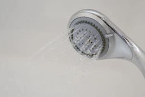 Cómo limpiar la ducha y mejorar la salida de agua en pocos minutos