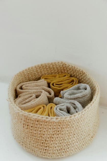 El método de Marie Kondo propone doblarlas en tercios y ubicarlas de forma vertical para conservar su forma