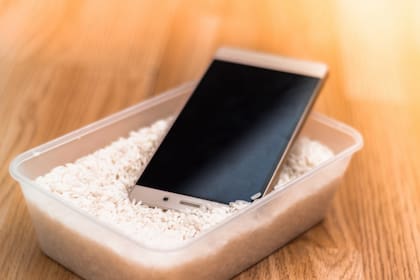 El método del arroz es efectivo para teléfonos que sufrieron el paso del agua, pero hay que mantener el equipo apagado por 24 horas como mínimo