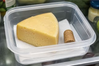 Por qué cada vez más personas guardan un corcho junto al queso en la heladera
