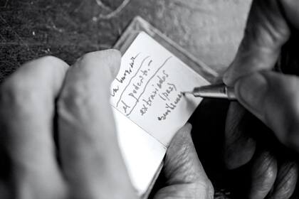 El método. En las libretas minúsculas que siempre lleva en algún bolsillo, Galeano anota observaciones e ideas que luego plasma en sus relatos