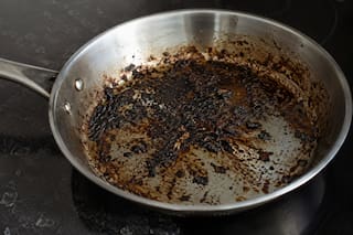 El método más recomendado para limpiar una sartén quemada y dejarla sin rayones