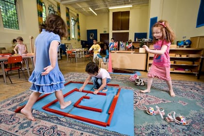 El método Montessori estimula a los niños a trabajar de a una tarea a la vez y de manera voluntaria, para ejercitar su concentración e interés