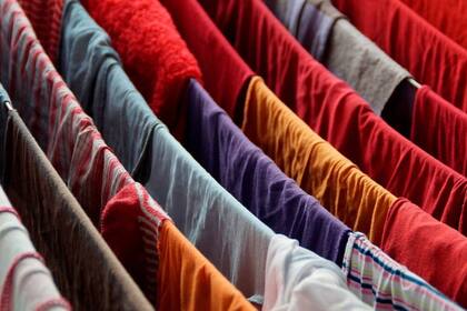 El método neerlandés para secar la ropa es efectivo, ya que no daña las prendas y permite que se evapore la humedad de forma segura